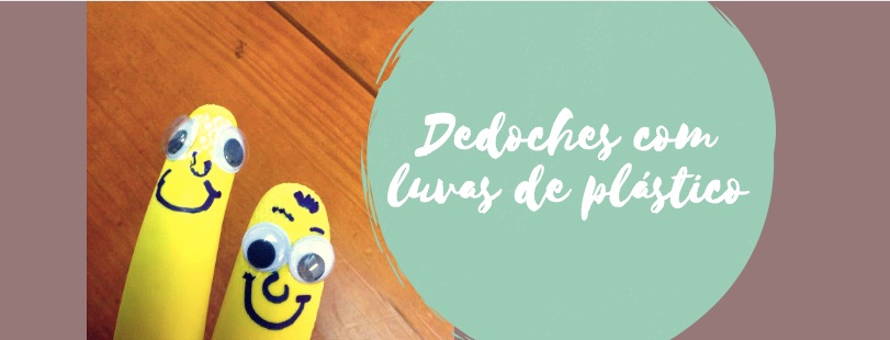 Dedoches com luvas de plástico
