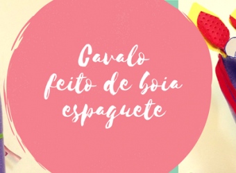 Cavalo feito de boia espaguete