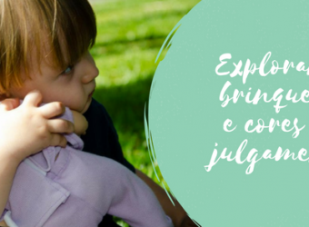 Explorando brinquedos e cores sem julgamentos