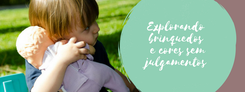 Explorando brinquedos e cores sem julgamentos